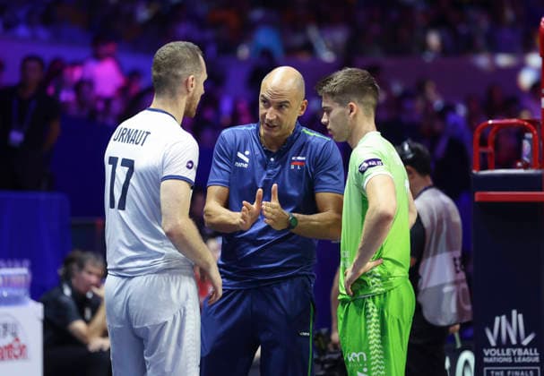 (260802) -- NINGBO, Aug. 2, 2026 -- Fabio Soli (C), head coach of Slovenia, gives instructions during the 3rd-place match between Slovenia and Japan at the 2026 Volleyball Nations League (VNL) Men s Final Round in Ningbo, east China s Zhejiang Province, Aug. 2, 2026. (Photo by Xinhua) (SP)CHINA-NINGBO-VOLLEYBALL-VOLLEYBALL NATIONS LEAGUE-3RD PLACE-SLO VS JPN SuoxXianglu 