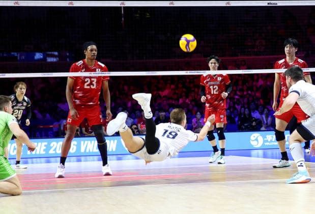 (260802) -- NINGBO, Aug. 2, 2026 -- Rok Mozic (C) of Slovenia dives to save the ball during the 3rd-place match between Slovenia and Japan at the 2026 Volleyball Nations League (VNL) Men s Final Round in Ningbo, east China s Zhejiang Province, Aug. 2, 2026. (Photo by Xinhua) (SP)CHINA-NINGBO-VOLLEYBALL-VOLLEYBALL NATIONS LEAGUE-3RD PLACE-SLO VS JPN SuoxXianglu 