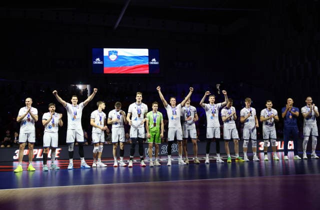 (260802) -- NINGBO, Aug. 2, 2026 -- Players of Slovenia celebrate with their medals after the 3rd-place match between Slovenia and Japan at the 2026 Volleyball Nations League (VNL) Men s Final Round in Ningbo, east China s Zhejiang Province, Aug. 2, 2026. (Photo by Xinhua) (SP)CHINA-NINGBO-VOLLEYBALL-VOLLEYBALL NATIONS LEAGUE-3RD PLACE-SLO VS JPN SuoxXianglu 