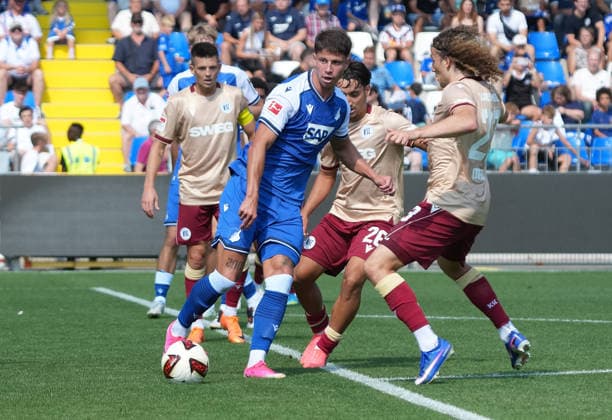Testspiel, TSG Hoffenheim vs Karlsruher SC 01.08.2024, Dietmar-Hopp-Stadion, Hoffenheim, Testspiel, TSG Hoffenheim vs Karlsruher SC , Adam Hlozek (Hoffenheim), Tim Civeja (Karlsruhe) Hoffenheim Dietmar-Hopp-Stadion Baden-Wuerttemberg Deutschland *** Friendly Match, TSG Hoffenheim vs. Karlsruher SC, August 1, 2024, Dietmar Hopp Stadium, Hoffenheim, Friendly Match, TSG Hoffenheim vs. Karlsruher SC, Adam Hlozek (Hoffenheim), Tim Civeja (Karlsruhe), Hoffenheim, Dietmar Hopp Stadium, Baden-Württemberg, Germany Copyright: xNordphotox xBraticx
