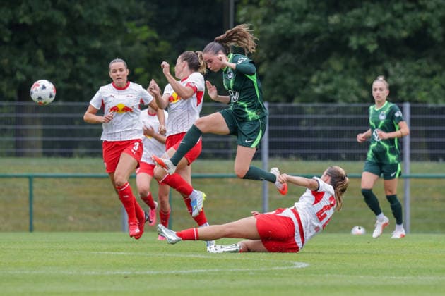 01.08.2026, xgrfx, Fussball Testspiel Frauen , RB Leipzig - VfL Wolfsburg v.l. Smilla Vallotto (VfL Wolfsburg), Alieke Tuin (RB Leipzig) (DFL DFB REGULATIONS PROHIBIT ANY USE OF PHOTOGRAPHS as IMAGE SEQUENCES and or QUASI-VIDEO) Leipzig *** August 1, 2026, xgrfx, Women s Soccer Friendly Match, RB Leipzig vs. VfL Wolfsburg, Smilla Vallotto (VfL Wolfsburg), Alieke Tuin, RB Leipzig. DFL and DFB regulations prohibit any use of photographs as image sequences and or quasi-video. Leipzig