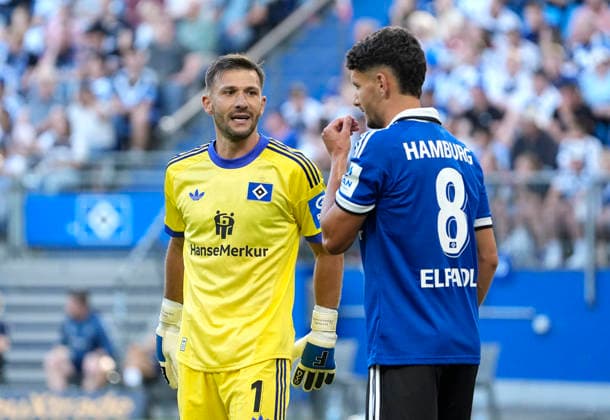Foto : skeptische Miene bei ... Torhüter Daniel Heuer Fernandes ( HSV ) und rechts ... Daniel ELFADLI HSV Saisoneröffnung am Sa. 01.08.2026 Fussball Testspiel der Herren Hamburger SV - FC Everton *** Photo: Goalkeeper Daniel Heuer Fernandes (HSV) with a skeptical expression, and Daniel ELFADLI (HSV) on the right. Season opener on Sat, Aug. 1, 2026. Men s soccer friendly match: Hamburger SV vs. Everton FC