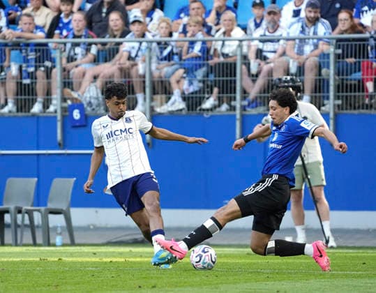 Foto : Adam Aznou (Everton) gegen ... Bilal NADIR ( HSV , rechts ) HSV Saisoneröffnung am Sa. 01.08.2026 Fussball Testspiel der Herren Hamburger SV - FC Everton *** Photo by Adam Aznou: Everton vs. Bilal NADIR (HSV); on the right, HSV season opener on Sat, Aug. 1, 2026—men s soccer friendly between Hamburger SV and Everton FC