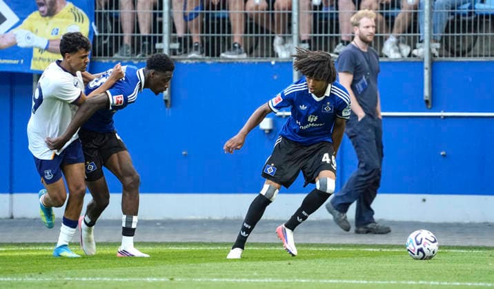 Foto : Elijah KRAHN ( HSV ) gegen Adam Aznou (links , Everton) und Shafiq Bello NANDJA ( HSV , auch links ) HSV Saisoneröffnung am Sa. 01.08.2026 Fussball Testspiel der Herren Hamburger SV - FC Everton *** Photo: Elijah KRAHN (HSV) vs. Adam Aznou (left), Everton, and Shafiq Bello NANDJA (HSV); also on the left: HSV season opener on Sat, Aug. 1, 2026—men’s soccer friendly between Hamburger SV and Everton FC