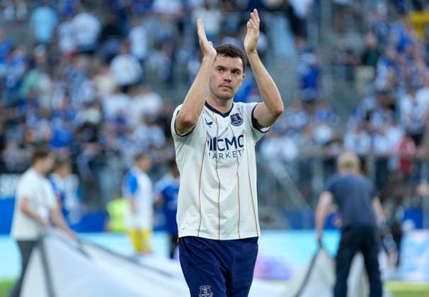 Foto : Begrüssung Ihrer Fans ... die Spieler vom FC Everton nach dem Schlußpfiff , hier Michael KEANE HSV Saisoneröffnung am Sa. 01.08.2026 Fussball Testspiel der Herren Hamburger SV - FC Everton *** Photo: Everton FC players greeting their fans after the final whistle; pictured here is Michael Keane. HSV season opener on Saturday, August 1, 2026—men s soccer friendly between Hamburger SV and Everton FC.