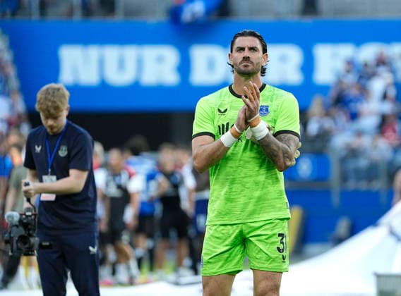 Foto : Begrüssung Ihrer Fans ... die Spieler vom FC Everton nach dem Schlußpfiff , hier Torhüter Tom KING (Everton) HSV Saisoneröffnung am Sa. 01.08.2026 Fussball Testspiel der Herren Hamburger SV - FC Everton *** Photo: Everton FC players greeting their fans after the final whistle; pictured here is goalkeeper Tom King. Everton vs. HSV season opener on Saturday, August 1, 2026. Men s soccer friendly match between Hamburger SV and Everton FC.