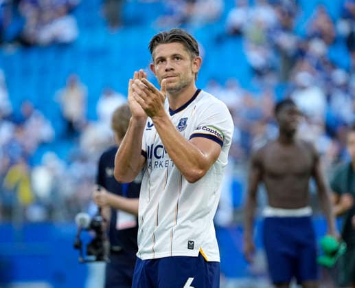 Foto : Begrüssung Ihrer Fans ... die Spieler vom FC Everton nach dem Schlußpfiff , hier James Tarkowski (Everton) HSV Saisoneröffnung am Sa. 01.08.2026 Fussball Testspiel der Herren Hamburger SV - FC Everton *** Photo: Everton FC players greeting their fans after the final whistle; pictured here is James Tarkowski. Everton vs. HSV season opener on Sat, Aug. 1, 2026. Men s soccer friendly match between Hamburger SV and Everton FC.