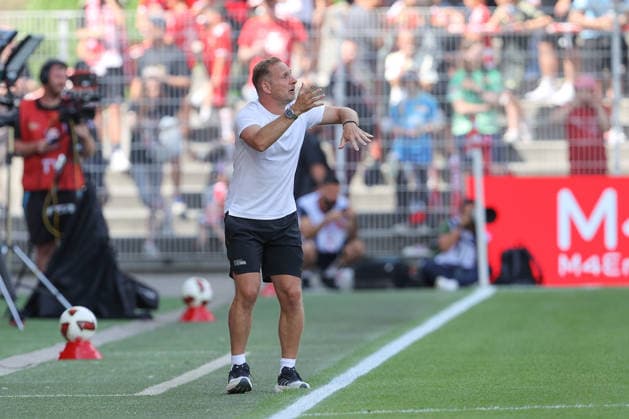 02.08.2026, xtgx, Fussball, Testspiel, 1. FC Union Berlin - Cagliari Calcio v.l. Mauro Lustrinelli (Union Berlin, Trainer) gibt Anweisungen, gestikuliert mit den Armen, gesticulate, gives instructions (DFL DFB REGULATIONS PROHIBIT ANY USE OF PHOTOGRAPHS as IMAGE SEQUENCES and or QUASI-VIDEO) Berlin *** August 2, 2026, xtgx, Soccer, Friendly Match, 1. FC Union Berlin vs. Cagliari Calcio, Mauro Lustrinelli, Union Berlin, coach gives instructions, gesticulates with his arms, gesticulate, gives instructions. DFL and DFB regulations prohibit any use of photographs as image sequences and or quasi-video. Berlin