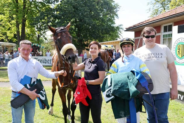 02.08.2026, Dresden, Sachsen, GER - Ritter Runkel mit Michaela Malacova, Besitzer Gerd Pfennigwerth und Trainer Stefan Richter (links) nach dem Sieg. Galopprennbahn Dresden-Seidnitz. () 260802D501DRESDEN.JPG *** August 2, 2026, Dresden, Saxony, GER: Ritter Runkel with Michaela Malacova, owner Gerd Pfennigwerth, and trainer Stefan Richter (left) after the victory at the Dresden Seidnitz Racetrack 260802D501DRESDEN JPG