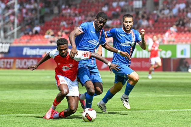Fußball I Herren I Saison 2026-2027 I Regionalliga I 2. Spieltag I Hallescher FC - FC Rot-Weiß Erfurt I 02.08.2026 Bocar Baro (9, Hallescher FC), Benny Boboy (27, FC Rot-Weiß Erfurt), Sofiane Ikene (4, FC Rot-Weiß Erfurt) im Duell um den Ball Halle (Saale) Leuna-Chemie-Stadion Sachsen-Anhalt Deutschland *** Soccer I Men s I 2026–2027 Season I Regionalliga I Matchday 2 I Hallescher FC vs. FC Rot-Weiß Erfurt I August 2, 2026, Bocar Baro 9, Hallescher FC, Benny Boboy 27, FC Rot-Weiß Erfurt, Sofiane Ikene 4, FC Rot-Weiß Erfurt in a battle for the ball at Halle-Saale-Leuna Chemie Stadium, Saxony-Anhalt, Germany Copyright: xLobeca InesxHähnelx