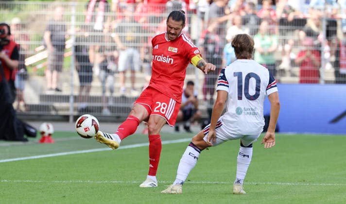 Christopher Trimmel am Ball, Jacopo Fazzini Zweikampf Spielszene Aktion Fußball Fussball Bundesliga Herren DFL Testspiel Saison 2026 2027 02.08.2026 1.FC Union Berlin FCU vs. Cagliari Calcio DFL regulations prohibit any use of photographs as image sequences and or quasi-video. *** Christopher Trimmel with the ball, Jacopo Fazzini, tackle, game scene, action, sports, soccer, Bundesliga, men s, DFL, friendly match, 2026–2027 season, February 8, 2026, 1. FC Union Berlin (FCU) vs. Cagliari Calcio. DFL regulations prohibit any use of photographs as image sequences and or quasi-video.