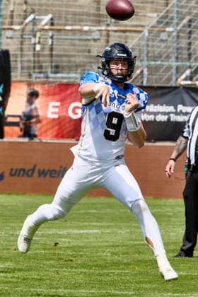 European Football Alliance (EFA), Munich Ravens vs Paris Musketeers, Munich Ravens, Paris Musketeers, 2026-08-02 in München-Unterhaching (Alpenbauer Sportpark Unterhaching) TABOR Russell (Munich Ravens Quarterback (QB) Nr9-MUC9) sportworld München-Unterhaching Alpenbauer Sportpark Unterhachin Bayern Deutschland *** European Football Alliance (EFA), Munich Ravens vs. Paris Musketeers, Munich Ravens, Paris Musketeers, August 2, 2026, in Munich-Unterhaching, Alpenbauer Sportpark, Unterhaching; TABOR Russell, Munich Ravens quarterback (QB), No. 9 (MUC9), Sportworld, Munich-Unterhaching, Alpenbauer Sportpark, Unterhaching, Bavaria, Germany