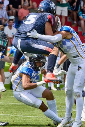 European Football Alliance (EFA), Munich Ravens vs Paris Musketeers, Munich Ravens, Paris Musketeers, 2026-08-02 in München-Unterhaching (Alpenbauer Sportpark Unterhaching) BERTELLIN RÃ mi (PARIS MUSKETEERS Wide Receiver (WR) Nr5-PAR5), ANDERSON Tony (Munich Ravens Defensive Back (DB) Nr10-MUC10), DRAGAN Sixten (Munich Ravens Wide Receiver (WR) Nr1-MUC1) sportworld München-Unterhaching Alpenbauer Sportpark Unterhachin Bayern Deutschland *** European Football Alliance (EFA), Munich Ravens vs. Paris Musketeers, Munich Ravens, Paris Musketeers, August 2, 2026, in Munich-Unterhaching, Alpenbauer Sportpark, Unterhaching, BERTELLIN Rami, PARIS MUSKETEERS, Wide Receiver (WR) No. 5, PAR5, ANDERSON Tony Munich Ravens Defensive Back DB No. 10 MUC10, DRAGAN Sixten Munich Ravens Wide Receiver WR No. 1 MUC1, Sportworld Munich Unterhaching, Alpenbauer Sportpark, Unterhaching, Bavaria, Germany