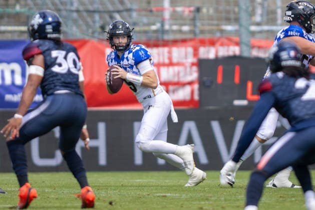 Russell Tabor (Munich Ravens, 09) runs with the ball, Munich Ravens vs Paris Musketeers, American Football, EFA, Week 12, 2026, 02.08.2026 Unterhaching Sportpark Unterhaching Germany Copyright: xPFA BjörnxKeckerx