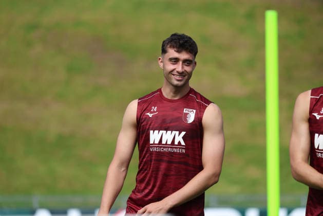 02.08.206, GER, Fussball, Herren, FC Augsburg, 1. BL, Saison 2026 2027, Trainingslager, Training, Kastanaras FCA-Profi Thomas Kastanaras lacht auf dem Trainingsplatz. Achenkirch *** 02 08 206, GER, Soccer, Men s, FC Augsburg, 1st Bundesliga, 2026–2027 Season, Training Camp, Practice, Kastanaras: FCA pro Thomas Kastanaras laughs on the practice field in Achenkirch