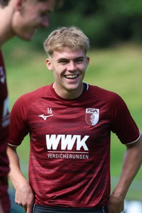 02.08.206, GER, Fussball, Herren, FC Augsburg, 1. BL, Saison 2026 2027, Trainingslager, Training, Behrens FCA-Neuzugang Hennes Behrens lacht auf dem Trainingsplatz. Achenkirch *** 02 08 206, GER, Soccer, Men s, FC Augsburg, 1st Bundesliga, 2026–2027 Season, Training Camp, Practice, Behrens: FCA s new signing Hennes Behrens laughs on the practice field in Achenkirch
