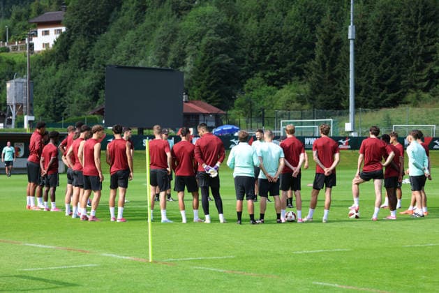 02.08.206, GER, Fussball, Herren, FC Augsburg, 1. BL, Saison 2026 2027, Trainingslager, Training, Baum Die FCA-Profis kommen vor der ersten Einheit des Tages am Sonntagmorgen im Mannschaftskreis zusammen. Achenkirch *** 02 08 206, GER, Soccer, Men s, FC Augsburg, 1st Bundesliga, 2026–2027 Season, Training Camp, Practice, Baum: The FCA pros gather in a team circle before their first practice session of the day on Sunday morning in Achenkirch