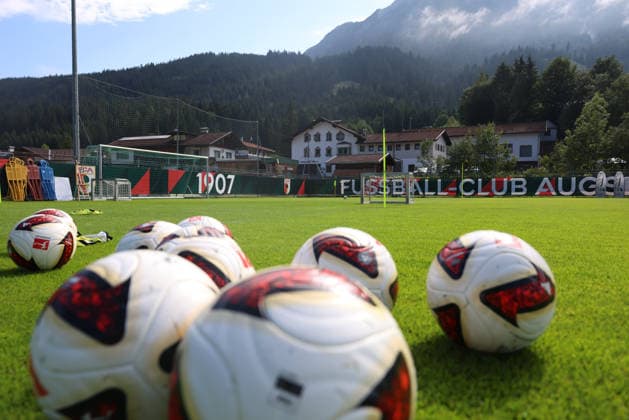 02.08.206, GER, Fussball, Herren, FC Augsburg, 1. BL, Saison 2026 2027, Trainingslager, Training Bälle liegen auf dem Trainingsplatz des SV Achenkirch, wo der FC Augsburg seine Trainingseinheiten absolviert. Achenkirch *** 02 08 206, GER, Soccer, Men s, FC Augsburg, 1st Bundesliga, 2026–2027 Season, Training Camp, Training: Balls are lying on the SV Achenkirch training field, where FC Augsburg is holding its training sessions. Achenkirch
