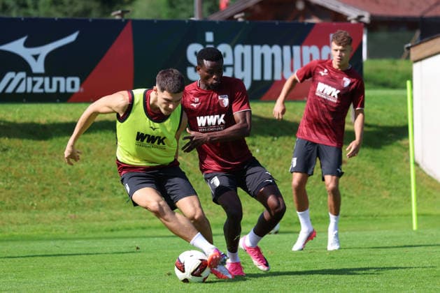 02.08.206, GER, Fussball, Herren, FC Augsburg, 1. BL, Saison 2026 2027, Trainingslager, Training, Kömür, Ogundu FCA-Eigenwächs Mert Kömür im Zweikampf mit Uchenna Ogundu. Achenkirch *** August 2, 206, GER, Soccer, Men s, FC Augsburg, 1st Bundesliga, 2026–2027 season, training camp, practice, Kömür, Ogundu FCA homegrown player Mert Kömür in a tackle with Uchenna Ogundu Achenkirch