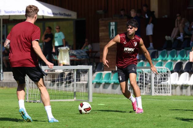 02.08.206, GER, Fussball, Herren, FC Augsburg, 1. BL, Saison 2026 2027, Trainingslager, Training, Ribeiro FCA-Profi Rodrigo Ribeiro (re.) geht in den Zweikampf. Achenkirch *** 02 08 206, GER, Soccer, Men s, FC Augsburg, 1st Bundesliga, 2026–2027 Season, Training Camp, Practice, Ribeiro: FCA pro Rodrigo Ribeiro goes into a tackle in Achenkirch
