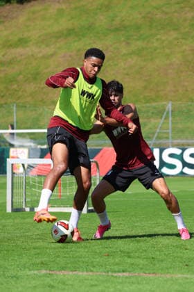 02.08.206, GER, Fussball, Herren, FC Augsburg, 1. BL, Saison 2026 2027, Trainingslager, Training, Banks, Ribeiro FCA-Profi Noahkai Banks (li.) im Zweikampf mit Rodrigo Ribeiro. Achenkirch *** 02 08 206, GER, Soccer, Men s, FC Augsburg, 1st Bundesliga, 2026–2027 Season, Training Camp, Practice, Banks, Ribeiro FCA pro Noahkai Banks (left) in a tackle with Rodrigo Ribeiro Achenkirch