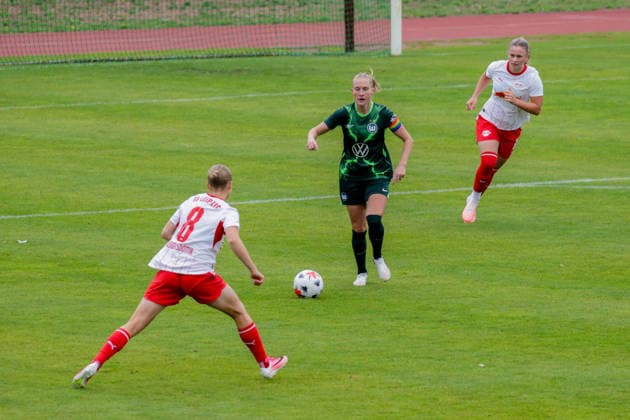 01.08.2026, xgrfx, Fussball Testspiel Frauen , RB Leipzig - VfL Wolfsburg v.l. Emilia Kiaer Geirsdottir (RB Leipzig), Janina Minge (VfL Wolfsburg) (DFL DFB REGULATIONS PROHIBIT ANY USE OF PHOTOGRAPHS as IMAGE SEQUENCES and or QUASI-VIDEO) Leipzig *** August 1, 2026, xgrfx, Women s Soccer Friendly Match, RB Leipzig vs. VfL Wolfsburg, Emilia Kiaer Geirsdottir (RB Leipzig), Janina Minge, VfL Wolfsburg; DFL and DFB regulations prohibit any use of photographs as image sequences and or quasi-video, Leipzig
