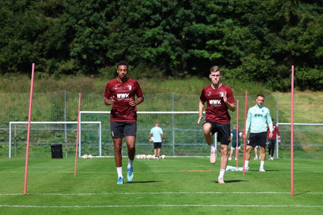 02.08.206, GER, Fussball, Herren, FC Augsburg, 1. BL, Saison 2026 2027, Trainingslager, Training, Suso, Kade FCA-Neuzugang Sima Suso (li.) und Anton Kade beim Aufbautraining. Achenkirch *** 02 08 206, GER, Soccer, Men s, FC Augsburg, 1st Bundesliga, 2026–2027 Season, Training Camp, Practice, Suso, Kade: FCA new signings Sima Suso (left) and Anton Kade during a conditioning session in Achenkirch