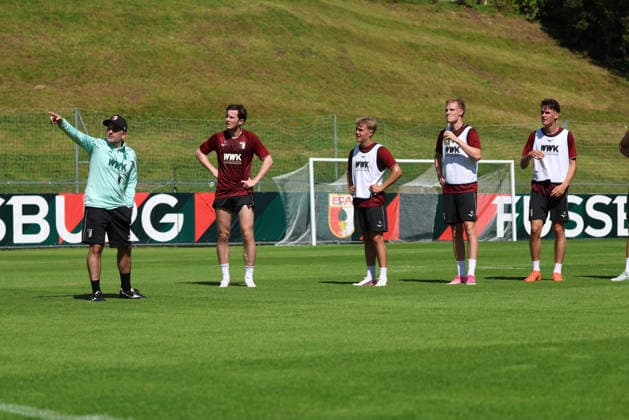 02.08.206, GER, Fussball, Herren, FC Augsburg, 1. BL, Saison 2026 2027, Trainingslager, Training, Baum FCA-Cheftrainer Manuel Baum zeigt seinen Spielern eine Szene auf der Taktik-Leinwand. Achenkirch *** 02 08 206, GER, Soccer, Men s, FC Augsburg, 1st Bundesliga, 2026–2027 Season, Training Camp, Practice, Baum: FCA Head Coach Manuel Baum shows his players a play on the tactical screen in Achenkirch