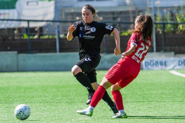 Frauenfussball in Essen ** NUR FÜR REDAKTIONELLE ZWECKE ** EDITORIAL USE ONLY **<p>Selina Grimm vom ETB Schwarz-Weiß Essen im Spiel gegen Vicky Poraqaj vom SV Fortuna Bottrop Frauen. Das Testspiel, ETB Schwarz-Weiß Essen gegen die SV Fortuna Bottrop Frauen, am 02.08. 2026 im Stadion Uhlenkrug, Am Uhlenkrug 40 endete 5:2. Michael Gohl FUNKE Foto Services< p> Deutschland Nordrhein-Westfalen Essen Copyright: MichaelxGohl *** Women s Soccer in Essen ** FOR EDITORIAL USE ONLY ** EDITORIAL USE ONLY ** p Selina Grimm of ETB Schwarz Weiß Essen in action against Vicky Poraqaj of SV Fortuna Bottrop Women. The friendly match between ETB Schwarz Weiß Essen and SV Fortuna Bottrop Women took place on August 2, 2026, at Uhlenkrug Stadium, Am Uhlenkrug 40, ended 5–2. Michael Gohl, FUNKE Photo Services. p Sports, Germany, North Rhine-Westphalia, Essen. Copyright MichaelxGohl Copyright: MichaelxGohl doc86zfvrn0yy1qe8qgd9 ,EDITORIAL USE ONLY