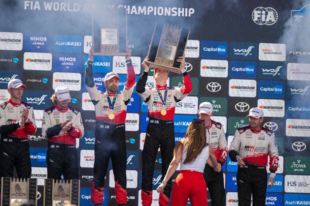 IPA87186190 - Elliott Edmondson (GBR), Oliver Solberg (SWE), Marko Salminen (FIN), Sami Pajari (FIN), Elfyn Evans (GBR), and Scott Martin (GBR) celebrate on the podium at the FIA WRC, Motorsport Rallye, WM SECTO RALLY FINLAND in Jyväskylä, Finland, July 30–August 2, 2026.  Copyright: xFedericoxManoni IPAxSportx xx 87186190
