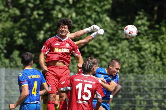 Fußball I Herren I Saison 2026 2027 I Regionalliga Nord I 1.Spieltag I Eintracht Norderstedt - SV Atlas Delmenhorst I 02.08.2026 Alejo Romero (4, SV Atlas Delmenhorst) Fabian Grau (4, FC Eintracht Norderstedt) Lars Huxsohl (1, FC Eintracht Norderstedt) faustet den Ball weg, Tobias Fagerström (9, SV Atlas Delmenhorst) *** Soccer I Men I 2026–2027 Season I Regionalliga Nord I Matchday 1 I Eintracht Norderstedt vs. SV Atlas Delmenhorst I August 2, 2026 Alejo Romero 4, SV Atlas Delmenhorst Fabian Grau 4, FC Eintracht Norderstedt Lars Huxsohl 1, FC Eintracht Norderstedt punches the ball away, Tobias Fagerström 9, SV Atlas Delmenhorst Copyright: xLobeca RalfxHomburgx