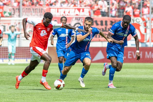 Regionalliga Nordost -Saison 26 27 Hallescher FC vs.FC Rot-Weiss Erfurt Halle, Deutschland 02.August 2026: Im Bild:v. li. im Zweikampf Bocar Baro (Halle), Sofiane Ikene (Erfurt) und Benjika Caciel (Erfurt) Halle Saale Leuna Chemie Stadion Sachsen-Anhalt Deutschland *** Regionalliga Northeast, Season 26–27: Hallescher FC vs. FC Rot Weiss Erfurt, Halle, Germany, August 2, 2026. Pictured from left, in a tackle: Bocar Baro (Halle), Sofiane Ikene (Erfurt), and Benjika Caciel (Erfurt). Halle Saale Leuna Chemie Stadium, Saxony-Anhalt, Germany