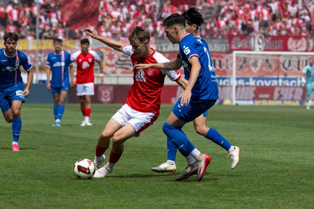Regionalliga Nordost -Saison 26 27 Hallescher FC vs.FC Rot-Weiss Erfurt Halle, Deutschland 02.August 2026: Im Bild:v. li. im Zweikampf Juien Dammelang (Halle) und Niclas Walther (Erfurt) Halle Saale Leuna Chemie Stadion Sachsen-Anhalt Deutschland *** Regionalliga Northeast, Season 26–27: Hallescher FC vs. FC Rot Weiss Erfurt, Halle, Germany, August 2, 2026. Pictured, from left, in a tackle: Juien Dammelang (Halle) and Niclas Walther (Erfurt). Halle-Saale-Leuna Chemie Stadium, Saxony-Anhalt, Germany