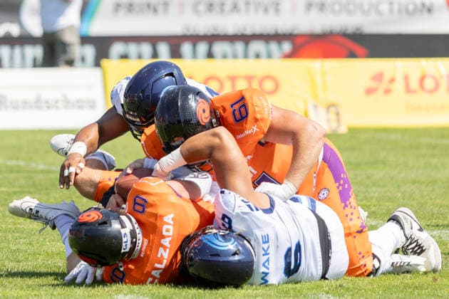 EFA - European Football Alliance: Frankfurt Galaxy - Nordic Storm, 02.08.2026 Zach Calzada (Frankfurt Galaxy 9) am Boden - zu Boden gebracht von David Tawake (Nordic Storm 6) - Luca Jokiel (Frankfurt Galaxy 61), Frankfurt Galaxy - Nordic Storm, Frankfurt, PSD Bank Arena, 2.8.2026 *** EFA European Football Alliance Frankfurt Galaxy vs. Nordic Storm, August 2, 2026 Zach Calzada (Frankfurt Galaxy) 9 tackled to the ground by David Tawake (Nordic Storm) 6 Luca Jokiel (Frankfurt Galaxy) 61, Frankfurt Galaxy vs. Nordic Storm, Frankfurt, PSD Bank Arena, August 2, 2026 Copyright: xBEAUTIFULxSPORTS Gawlikx