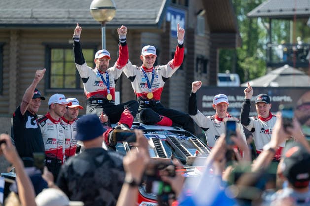 MOTORSPORTS - Rally - 2026 WRC, Motorsport Rallye, WM Rally Finland Photo by IPA ABACAPRESS.COM87186172 - Elliott Edmondson (GBR), Oliver Solberg (SWE), Marko Salminen (FIN), Sami Pajari (FIN), Elfyn Evans (GBR), and Scott Martin (GBR) celebrate on the podium at the FIA WRC SECTO RALLY FINLAND in Jyväskylä, Finland, July 30–August 2, 2026. Finland Finland  Copyright: xIPAxSport ABACAx