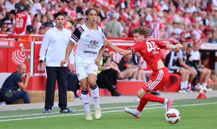 Jacopo Fazzini, Linus Güther Zweikampf Spielszene Aktion Fußball Fussball Bundesliga Herren DFL Testspiel Saison 2026 2027 02.08.2026 1.FC Union Berlin FCU vs. Cagliari Calcio DFL regulations prohibit any use of photographs as image sequences and or quasi-video. *** Jacopo Fazzini, Linus Güther, one-on-one duel, game scene, action, sports, soccer, Bundesliga, men s, DFL, friendly match, 2026–2027 season, February 8, 2026, 1. FC Union Berlin (FCU) vs. Cagliari Calcio. DFL regulations prohibit any use of photographs as image sequences and or quasi-video.
