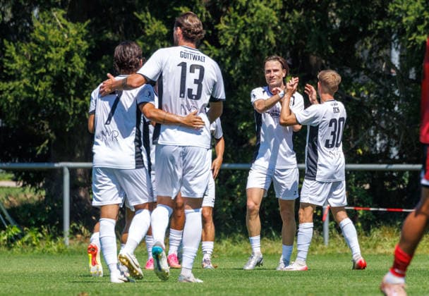 02.08.2026 - Fussball - Saison 2026 2027 - Testspiel Freundschaftsspiel Vorbereitungsspiel: 1. FC Nürnberg Nuernberg FCN ( Club ) - FSV Frankfurt - Sportfoto Zink DaMa - xdaxmax - Jubel Freude Torjubel nach Tor zum 0:1 - Cas Peters (10, FSV Frankfurt ) und Mannschaft Team jubelt freut sich - Torschütze: Cas Peters (10, FSV Frankfurt ) *** August 2, 2026 Soccer Season 2026–2027 Exhibition Match Friendly Match Preseason Match 1. FC Nürnberg Nuremberg FCN Club FSV Frankfurt Sports Photo Zink DaMa xdaxmax Celebration Joy Goal Celebration after the 0–1 Goal by Cas Peters 10, FSV Frankfurt and the team celebrate; goal scorer Cas Peters 10, FSV Frankfurt