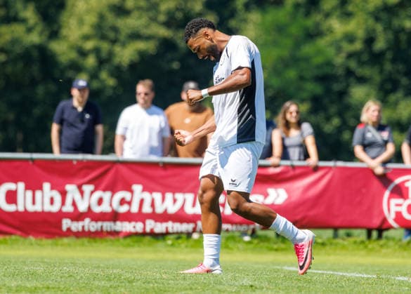 02.08.2026 - Fussball - Saison 2026 2027 - Testspiel Freundschaftsspiel Vorbereitungsspiel: 1. FC Nürnberg Nuernberg FCN ( Club ) - FSV Frankfurt - Sportfoto Zink DaMa - xdaxmax - Jubel Freude Torjubel nach Tor zum 0:2 - Emmanuel McDonald (9, FSV Frankfurt ) ballt Faust Fäuste jubelt freut sich - Torschütze: Emmanuel McDonald (9, FSV Frankfurt ) *** August 2, 2026 Soccer Season 2026–2027 Exhibition Match Friendly Match Preseason Match 1. FC Nürnberg Nuremberg FCN Club FSV Frankfurt Sports Photo Zink DaMa xdaxmax Celebration Joy Goal Celebration after the 0–2 goal by Emmanuel McDonald 9, FSV Frankfurt clenches fist, fists, cheers, celebrates, goal scorer Emmanuel McDonald 9, FSV Frankfurt