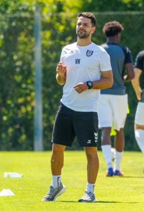 02.08.2026 - Fussball - Saison 2026 2027 - Testspiel Freundschaftsspiel Vorbereitungsspiel: 1. FC Nürnberg Nuernberg FCN ( Club ) - FSV Frankfurt - Sportfoto Zink DaMa - xdaxmax - Victor Kleinhenz (Trainer FSV Frankfurt ) zeigt an gestikuliert dirigiert gibt Anweisungen *** August 2, 2026 Soccer Season 2026–2027 Exhibition Match Friendly Match Preseason Match 1. FC Nürnberg Nuremberg FCN Club FSV Frankfurt Sports Photo Zink DaMa xdaxmax Victor Kleinhenz, coach of FSV Frankfurt, signals, gestures, and directs instructions