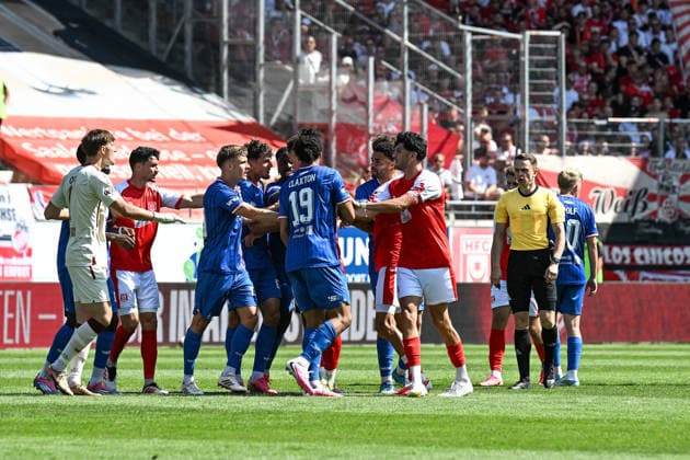 Fußball I Herren I Saison 2026-2027 I Regionalliga I 2. Spieltag I Hallescher FC - FC Rot-Weiß Erfurt I 02.08.2026 Rudelbildung zwischen den Mannschaften, rechts beobachtet Schiedsrichter Michael Näther die Situation genau Halle (Saale) Leuna-Chemie-Stadion Sachsen-Anhalt Deutschland *** Soccer I Men’s I 2026–2027 Season I Regionalliga I Matchday 2 I Hallescher FC vs. FC Rot-Weiß Erfurt I August 2, 2026 A group forms between the teams, on the right, referee Michael Näther closely observes the situation at the Halle Saale Leuna Chemie Stadium in Saxony-Anhalt, Germany Copyright: xLobeca InesxHähnelx
