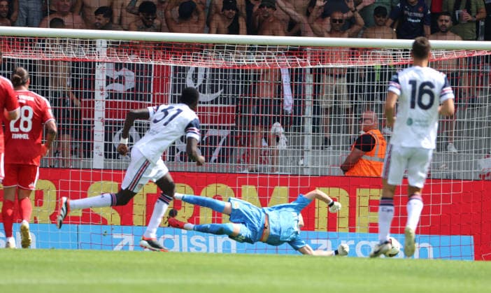 Paul Mendy erzielt das Tor zum 0:2 gegen Torwart Fritz Gagzow Zweikampf Spielszene Aktion Fußball Fussball Bundesliga Herren DFL Testspiel Saison 2026 2027 02.08.2026 1.FC Union Berlin FCU vs. Cagliari Calcio DFL regulations prohibit any use of photographs as image sequences and or quasi-video. *** Paul Mendy scores the goal to make it 0–2 against goalkeeper Fritz Gagzow; tackle, game action, sports, soccer, Bundesliga, men s, DFL, friendly match, 2026–2027 season, February 8, 2026, 1. FC Union Berlin (FCU) vs. Cagliari Calcio; DFL regulations prohibit any use of photographs as image sequences and or quasi-video