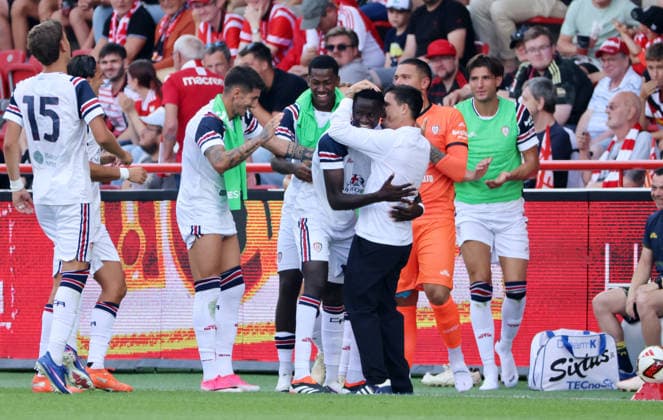 Torwart Matheo Raab jubelt nach Tor zum 2:0 mit Trainer Fabio Pisacane Freude Emotion Jubel Fußball Fussball Bundesliga Herren DFL Testspiel Saison 2026 2027 02.08.2026 1.FC Union Berlin FCU vs. Cagliari Calcio DFL regulations prohibit any use of photographs as image sequences and or quasi-video. *** Goalkeeper Matheo Raab celebrates after scoring the 2-0 goal with coach Fabio Pisacane: Joy, Emotion, Celebration, Sports, Soccer, Bundesliga, Men s, DFL, Friendly Match, 2026-2027 Season, February 8, 2026, 1. FC Union Berlin (FCU) vs. Cagliari Calcio, DFL Regulations prohibit any use of photographs as image sequences and or quasi-video