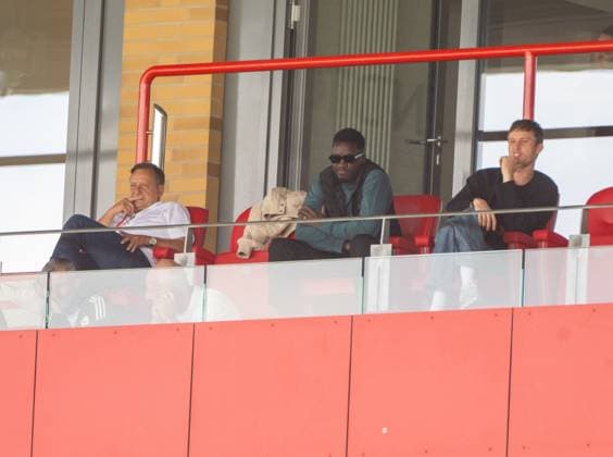 Fußball, Herren, Saison 2026 2027, Testspiel, 1. FC Union Berlin - Cagliari Calcio, links Profifußball-Geschäftsführer Horst Heldt (1. FC Union Berlin), Stanley Nsoki (1. FC Union Berlin), Torwart Frederik Rönnow (1. FC Union) auf der Tribüne, 02.08.2026, *** Soccer, Men s, 2026–2027 Season, Friendly Match, 1. FC Union Berlin vs. Cagliari Calcio; pictured from left: Horst Heldt, Managing Director of Professional Soccer at 1. FC Union Berlin; Stanley Nsoki of 1. FC Union Berlin; and goalkeeper Frederik Rönnow of 1. FC Union Berlin in the stands, August 2, 2026, Copyright: xMatthiasxKochx
