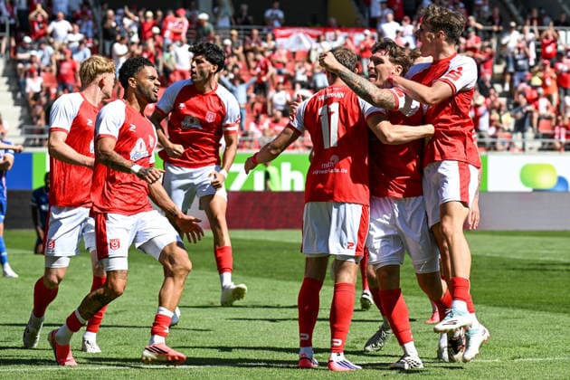 Fußball I Herren I Saison 2026-2027 I Regionalliga I 2. Spieltag I Hallescher FC - FC Rot-Weiß Erfurt I 02.08.2026 Niclas Stierlin (13, Hallescher FC) (3.v.r.) lässt seine Mannschaft und die Fans jubeln nach seinem Tor zum 1:0 Halle (Saale) Leuna-Chemie-Stadion Sachsen-Anhalt Deutschland *** Soccer I Men s I 2026–2027 Season I Regionalliga I Matchday 2 I Hallescher FC vs. FC Rot-Weiß Erfurt I August 2, 2026 Niclas Stierlin 13, Hallescher FC 3 (right) has his team and the fans celebrating after his goal to make it 1–0 at the Halle Saale Leuna Chemie Stadium in Saxony-Anhalt, Germany Copyright: xLobeca InesxHähnelx
