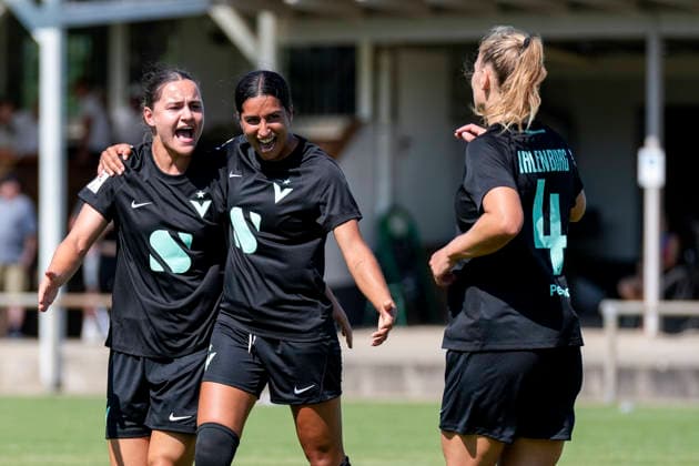 v.li.: Torschützin Leyila Aydin (Viktoria, 47), Maya Ruby Hahn (Viktoria, 11), Toma Ihlenburg (Viktoria, 4), Spielerinnen vom FC Viktoria Berlin, jubeln über das Tor zum 1:3, Jubel, Torjubel, Torerfolg, celebrate the goal, goal, celebration, jubelt ueber das Tor, Freuen, Freude, freut sich, optimistisch, positiv, Spielszene, Highlight, Action, Aktion, 02.08.2026, St. Leon-Rot (Deutschland), Fussball, 2. Frauen-Bundesliga, TSG 1899 Hoffenheim U20 - FC Viktoria Berlin, DFB DFL REGULATIONS PROHIBIT ANY USE OF PHOTOGRAPHS AS IMAGE SEQUENCES AND OR QUASI-VIDEO. *** From left: Goal scorer Leyila Aydin Viktoria, 47; Maya Ruby Hahn Viktoria, 11; Toma Ihlenburg Viktoria, 4; players from FC Viktoria Berlin celebrate the goal that made the score 1–3, Celebration, goal celebration, scoring a goal, celebrating the goal, goal, celebration, celebrating the goal, joy, happiness, happy, optimistic, positive, game scene, highlight, action, 02 08 2026, St. Leon-Rot, Germany, soccer, Women’s Bundesliga 2, TSG 1899 Hoffenheim U20 vs. FC Viktoria Berlin, DFB and DFL regulations prohibit any use of photographs as image sequences and or quasi-video xozx