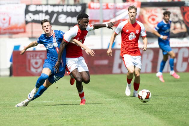Regionalliga Nordost -Saison 26 27 Hallescher FC vs.FC Rot-Weiss Erfurt Halle, Deutschland 02.August 2026: Im Bild:v. li. im Zweikampf Niclas Walther (Erfurt) und Bocar Baro (Halle) Halle Saale Leuna Chemie Stadion Sachsen-Anhalt Deutschland *** Regionalliga Northeast, Season 26–27: Hallescher FC vs. FC Rot Weiss Erfurt, Halle, Germany, August 2, 2026. Pictured, from left, in a tackle: Niclas Walther (Erfurt) and Bocar Baro (Halle), Halle-Saale, Leuna Chemie Stadium, Saxony-Anhalt, Germany