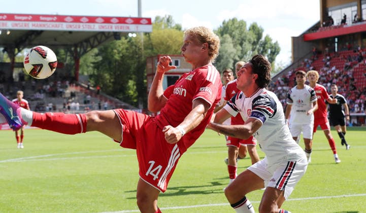 Leopold Querfeld am Ball, Gabriele Zappa Zweikampf Spielszene Aktion Fußball Fussball Bundesliga Herren DFL Testspiel Saison 2026 2027 02.08.2026 1.FC Union Berlin FCU vs. Cagliari Calcio DFL regulations prohibit any use of photographs as image sequences and or quasi-video. *** Leopold Querfeld with the ball, Gabriele Zappa, tackle, game scene, action, sports, soccer, Bundesliga, men s, DFL, friendly match, 2026–2027 season, February 8, 2026, 1. FC Union Berlin (FCU) vs. Cagliari Calcio. DFL regulations prohibit any use of photographs as image sequences and or quasi-video.