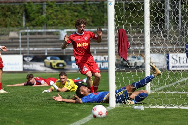 Fußball I Herren I Saison 2026 2027 I Regionalliga Nord I 1.Spieltag I Eintracht Norderstedt - SV Atlas Delmenhorst I 02.08.2026 Lamine Diop (14, SV Atlas Delmenhorst) rutscht am Ball vorbei Norderstedt Edmund Plambeck Stadion Schleswig-Holstein Deutschland *** Soccer I Men s I 2026–2027 Season I Regionalliga Nord I Matchday 1 I Eintracht Norderstedt vs. SV Atlas Delmenhorst I August 2, 2026 Lamine Diop 14, SV Atlas Delmenhorst Misses the Ball at Edmund Plambeck Stadium in Norderstedt, Schleswig-Holstein, Germany Copyright: xLobeca RalfxHomburgx