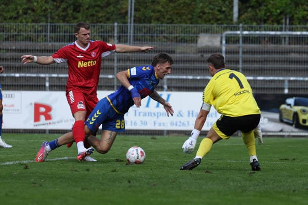 Fußball I Herren I Saison 2026 2027 I Regionalliga Nord I 1.Spieltag I Eintracht Norderstedt - SV Atlas Delmenhorst I 02.08.2026 Steffen Rohwedder (28, SV Atlas Delmenhorst) wird im Strafraum gefoult, Lars Huxsohl (1, FC Eintracht Norderstedt) Norderstedt Edmund Plambeck Stadion Schleswig-Holstein Deutschland *** Soccer I Men s I 2026–2027 Season I Regionalliga Nord I Matchday 1 I Eintracht Norderstedt vs. SV Atlas Delmenhorst I August 2, 2026 Steffen Rohwedder 28, SV Atlas Delmenhorst is fouled in the penalty area, Lars Huxsohl 1, FC Eintracht Norderstedt, Edmund Plambeck Stadium, Schleswig-Holstein, Germany Copyright: xLobeca RalfxHomburgx