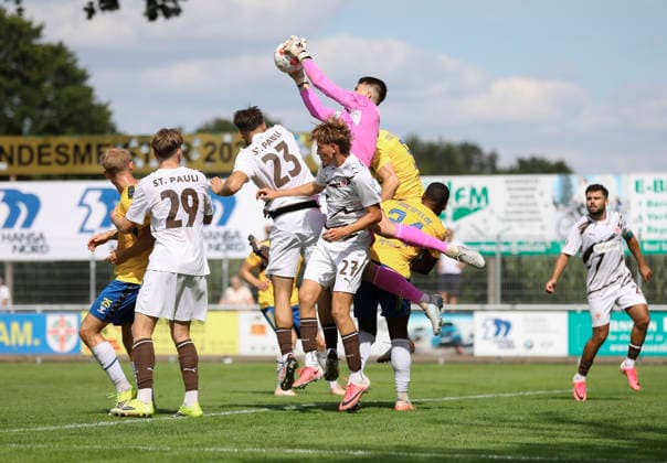 Foto : St Paulis Keeper Simon Spari rettet gegen Benjamin Petrick (rechts) , vorne lauert Paulis Hugo Weber (27) und links ... Ammon Moser (23) Fussball Regionalliga Nord , 1. Spieltag am So. 02.08.2026 SV Todesfelde - FC St. Pauli II *** Photo: St. Pauli goalkeeper Simon Spari makes a save against Benjamin Petrick on the right; St. Pauli s Hugo Weber (27) is lurking up front, and Ammon Moser (23) is on the left. Regionalliga Nord soccer, Matchday 1 on Sunday, August 2, 2026: SV Todesfelde vs. FC St. Pauli II